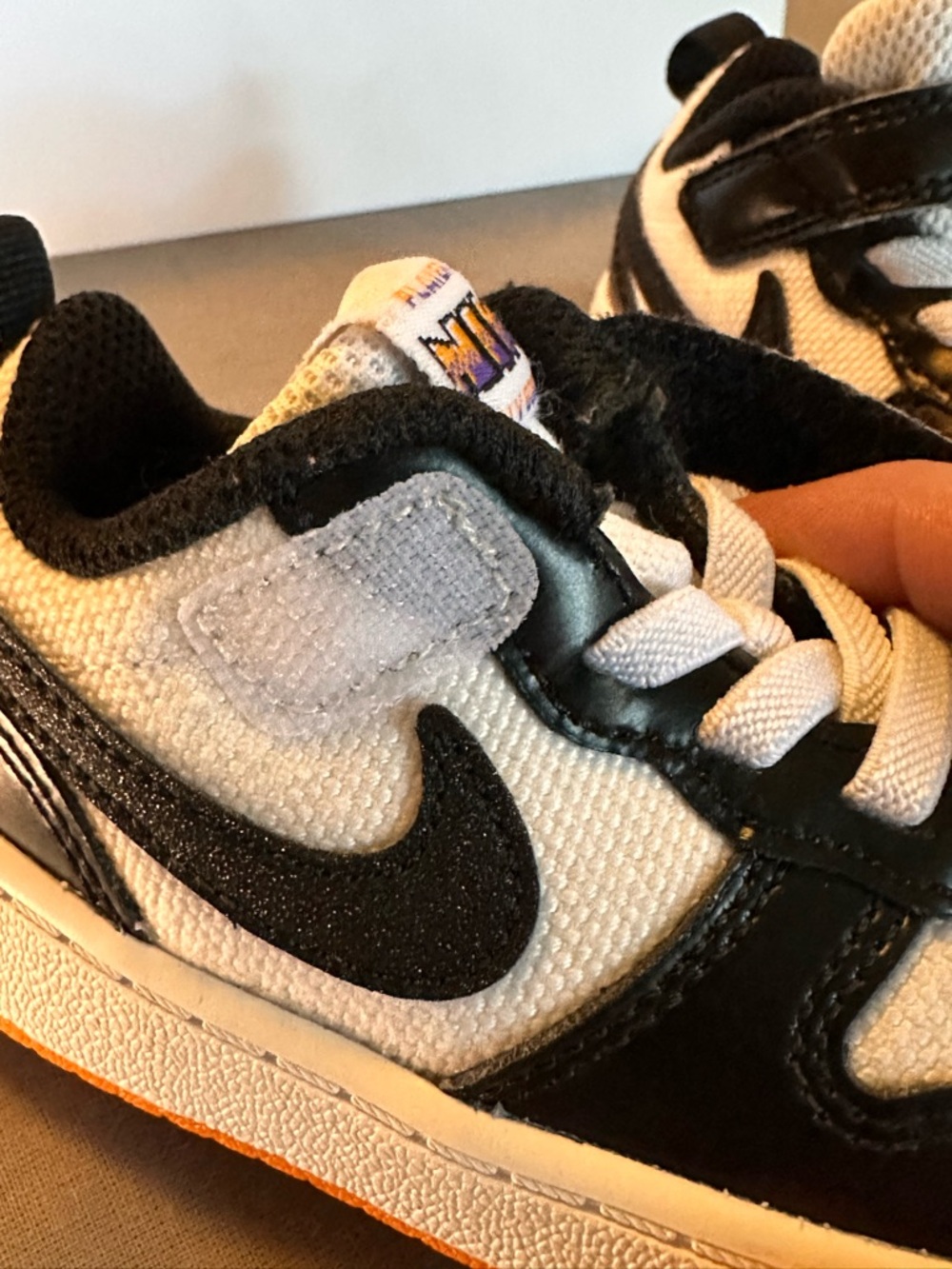 4.5c Nike Billy Borough Kids Black and White Low-Top Hook-and-Loop Sneakers - Picture 4 of 9